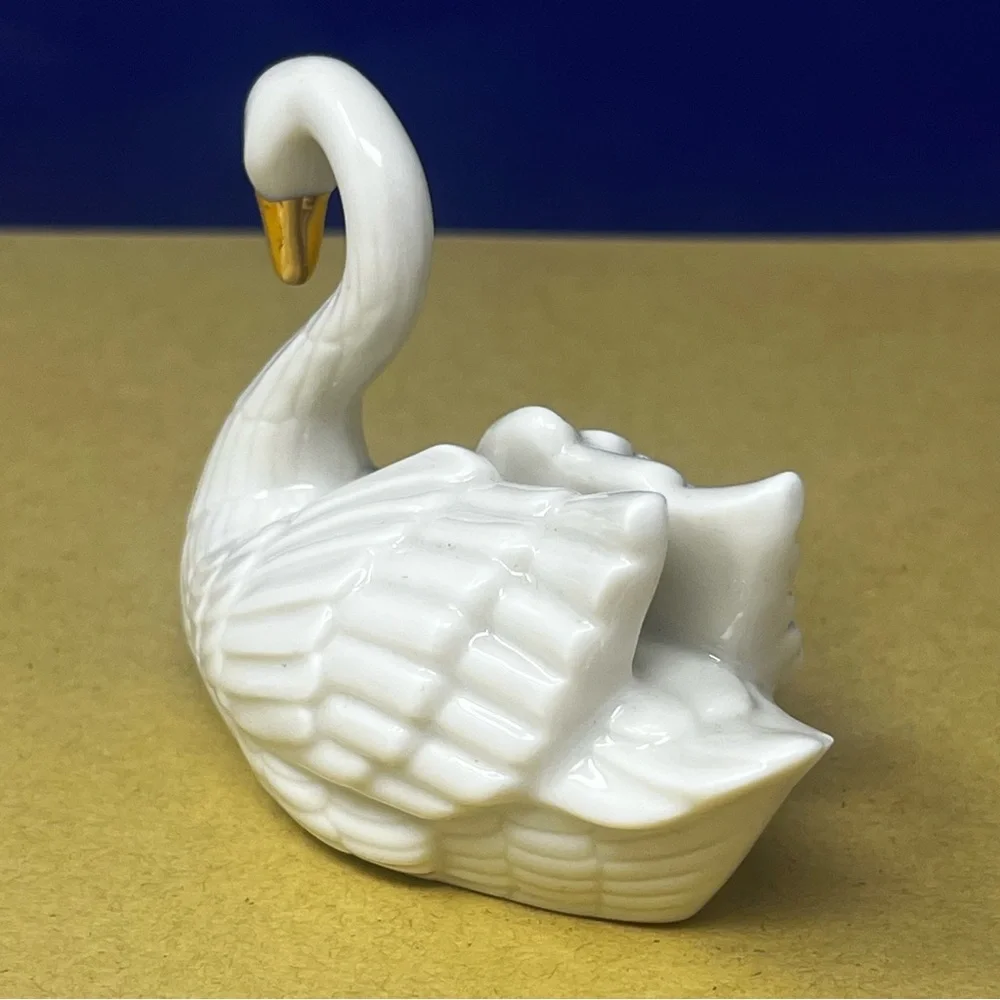 Lenox Porcelain 3” Swan Wedding cake topper/place setting holder 24k gold beak - Picture 4 of 10